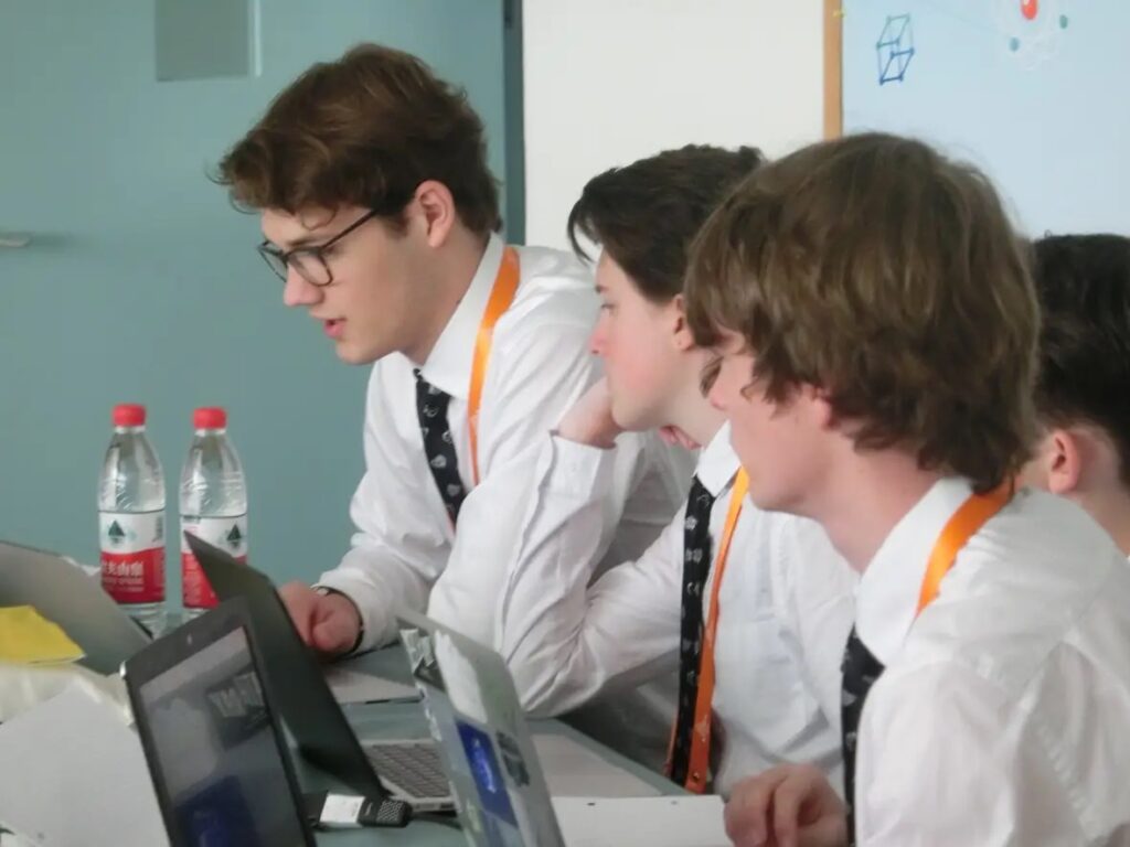 Luke and teammates in action at IYPt China 2018.